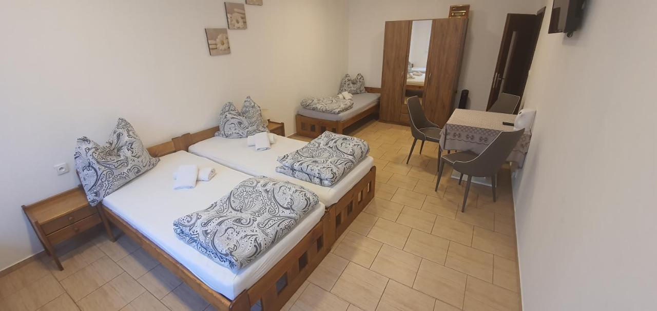 Penzion U Kohoutka Pardubice Exteriör bild